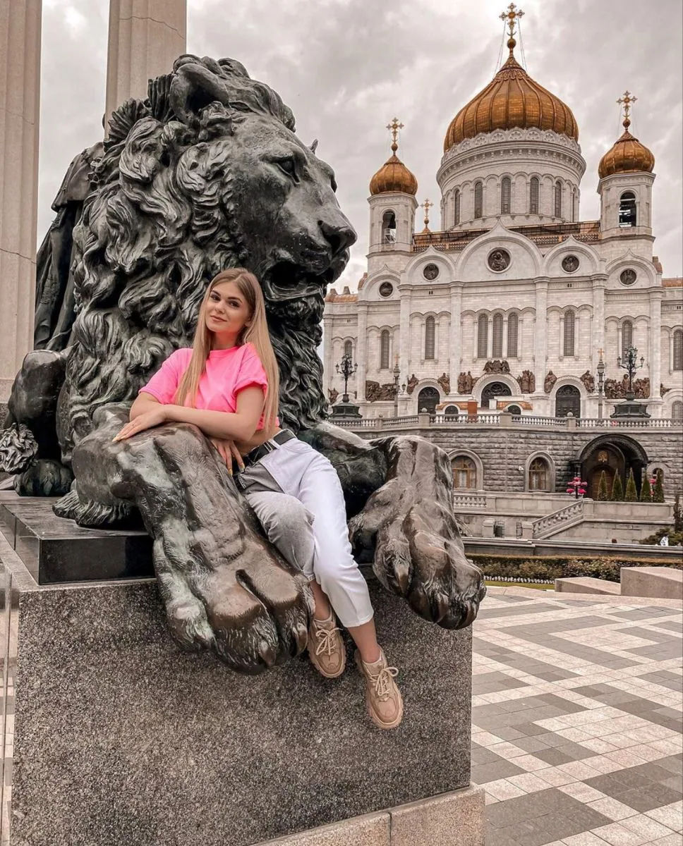 Москва: у льва Храма Христа Спасителя